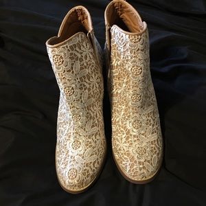 Anthropologie Very Volatile LA lace booties